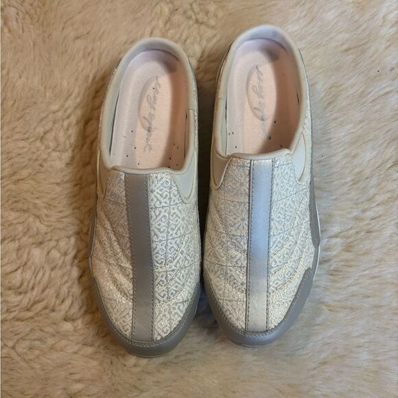 Easy Spirit Traveltime Clog in White and Silver Print size 9W - Picture 2 of 3